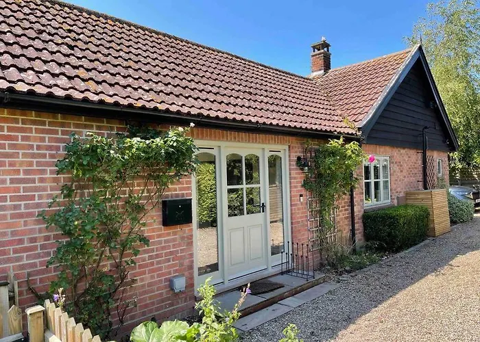 Lovely Quiet Cottage Sleeps 4 Adults, 4 Children, Dog Friendly