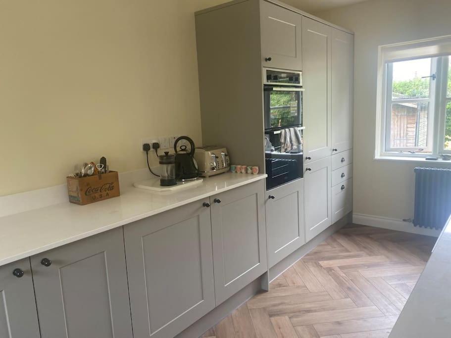 Lovely Quiet Sleeps 4 Adults, 4 Children, Dog Friendly Holiday home