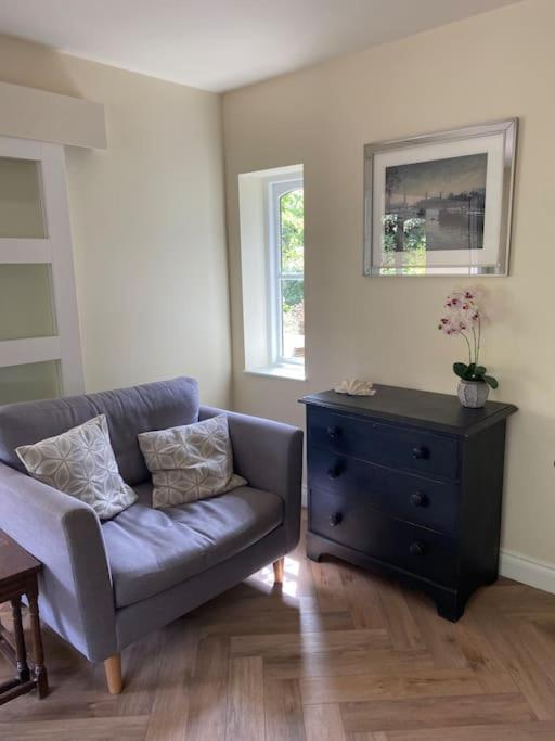 Lovely Quiet Sleeps 4 Adults, 4 Children, Dog Friendly Holiday home *