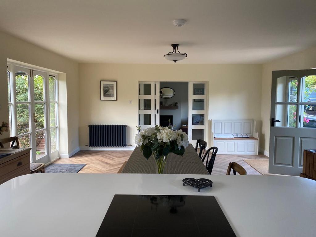 Lovely Quiet Sleeps 4 Adults, 4 Children, Dog Friendly Holiday home