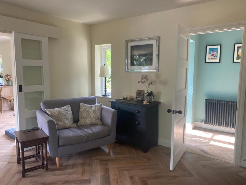 Lovely Quiet Sleeps 4 Adults, 4 Children, Dog Friendly Holiday home