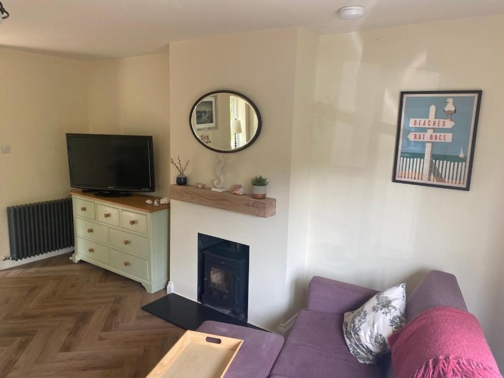 Lovely Quiet Sleeps 4 Adults, 4 Children, Dog Friendly *