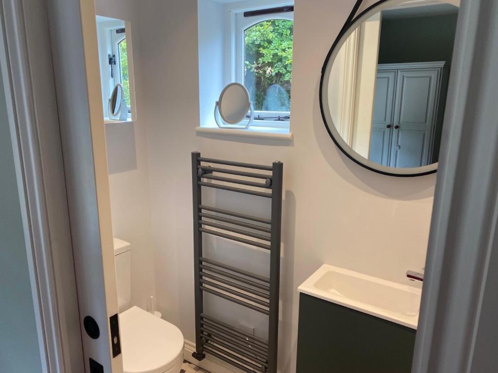 Lovely Quiet Sleeps 4 Adults, 4 Children, Dog Friendly *