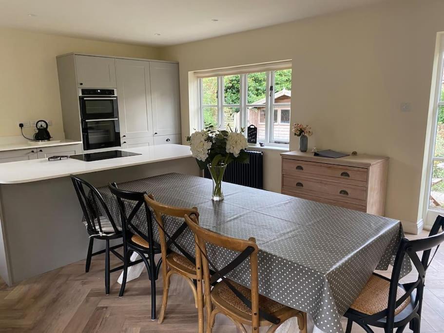 Lovely Quiet Sleeps 4 Adults, 4 Children, Dog Friendly Holiday home Cley next the Sea