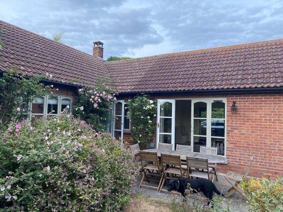 Lovely Quiet Sleeps 4 Adults, 4 Children, Dog Friendly Holiday home