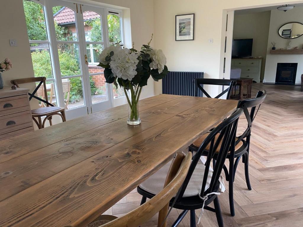 Lovely Quiet Sleeps 4 Adults, 4 Children, Dog Friendly Holiday home Cley next the Sea