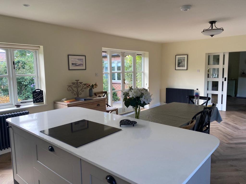 Lovely Quiet Sleeps 4 Adults, 4 Children, Dog Friendly * Cley next the Sea