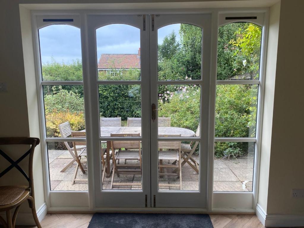 Lovely Quiet Sleeps 4 Adults, 4 Children, Dog Friendly Holiday home