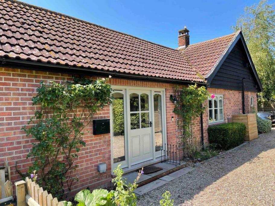 Lovely Quiet Sleeps 4 Adults, 4 Children, Dog Friendly Cley next the Sea